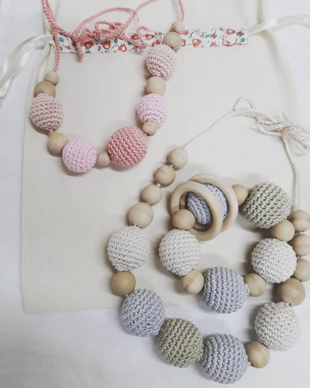 Sonajero de Bebé "Susurros del Bosque" - Tejido a mano con pelotitas de madera - Image 4
