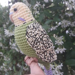 Lorito Amigurumi "Tropical" - compañero lleno de color y alegría