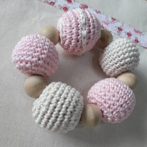 Sonajero de Bebé "Susurros del Bosque" - Tejido a mano con pelotitas de madera